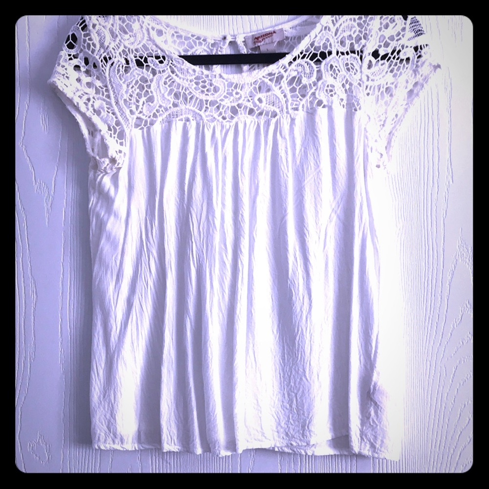 White womans top *FREE BRACELET WITH PURCHASE*